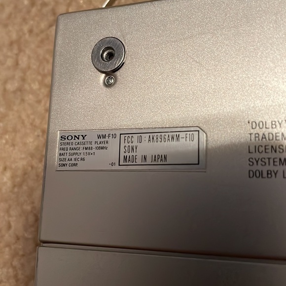 VERY rare Sony walkman F10, smallest cassette player made - Picture 3 of 8